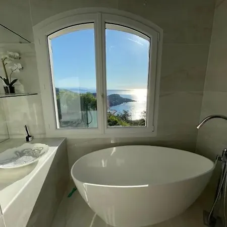 4 Bed 4 Bath Villa W Sea Views & Infinity Pool וילה *